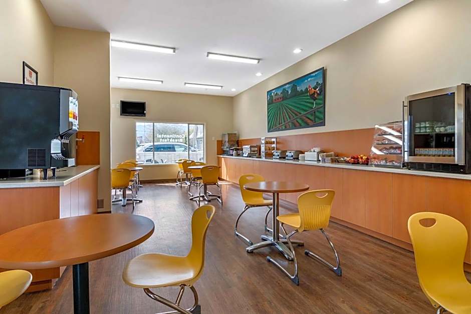 Econo Lodge Inn & Suites