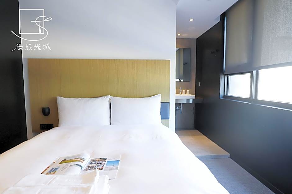 Slow Town Hotel - Glowing