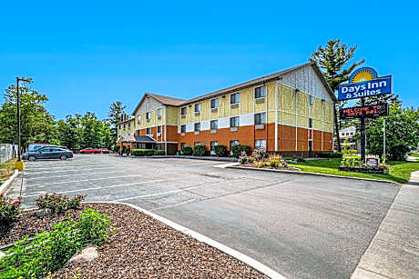 Days Inn & Suites by Wyndham Traverse City