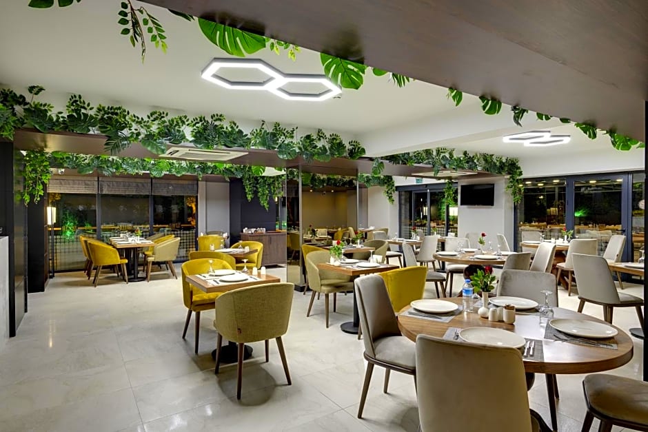 Leo Suites