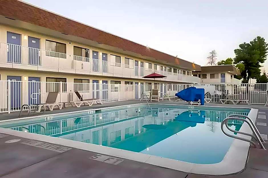 Super 8 by Wyndham Turlock