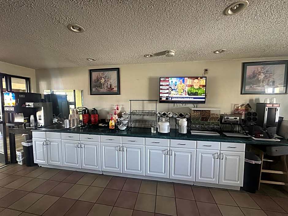 Econo Lodge Inn & Suites Southeast