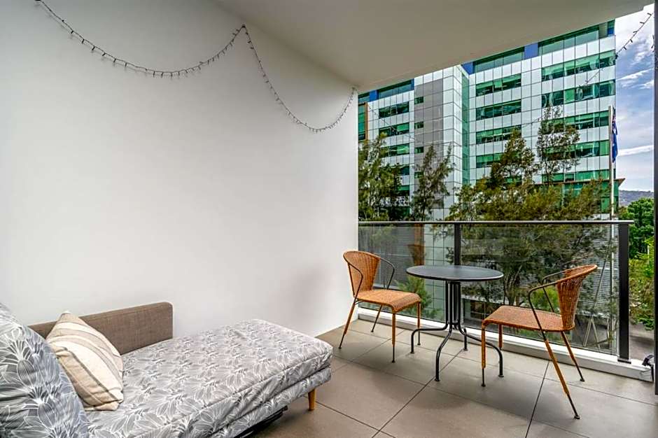 Modern 2BR Apartment in the Heart of the City - Hosted by Canstay