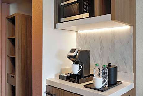 1 King Corner Room With Larger Bath Area