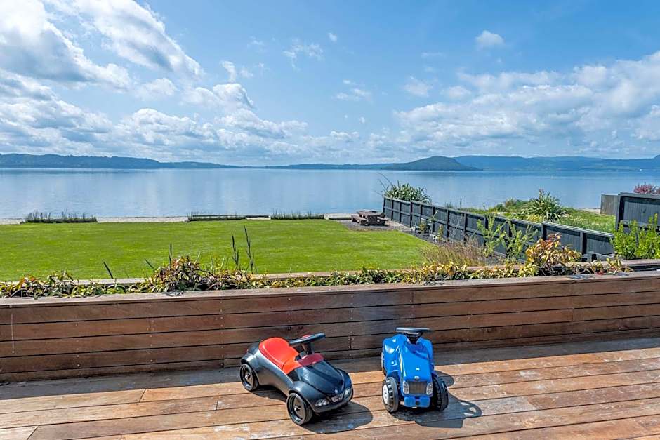 Jandals & Joy Lakefront Retreat