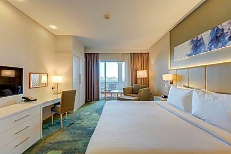 Lake View with Balcony Premium King Room - Shuttle Service to JBR Beach and Access to The Market Mall