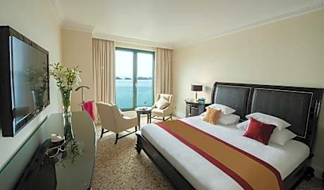 Deluxe King Suite with Sea View and Balcony