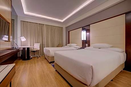 Executive Queen Room with 2 Queen Beds - Higher Floor - Early Check-in and Late Check-out (Subject to Availability)