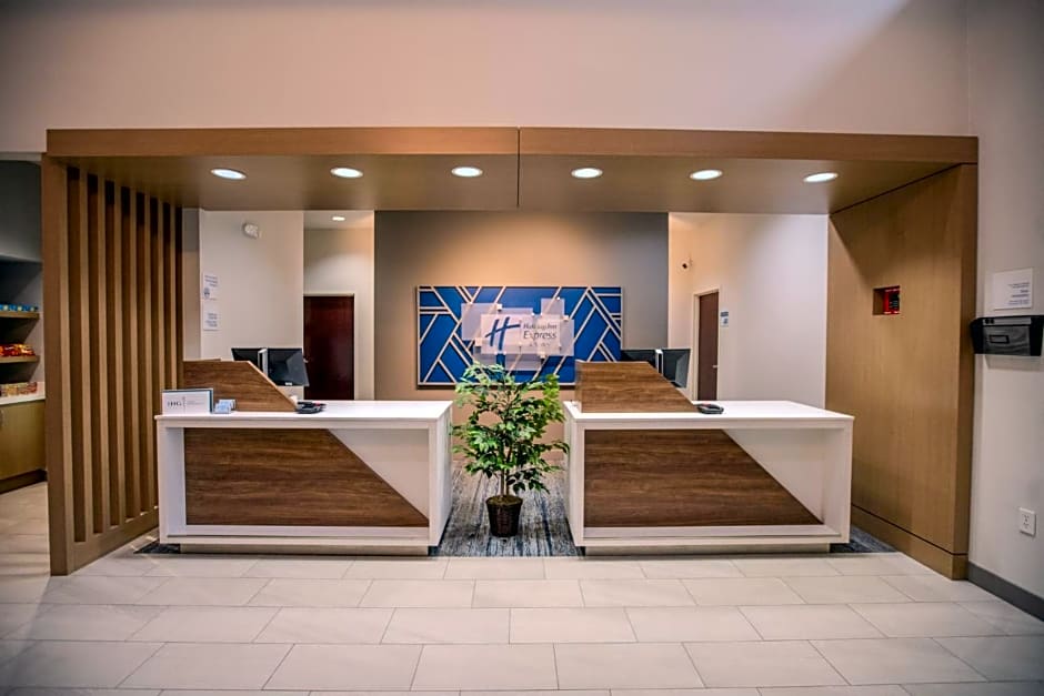 Holiday Inn Express & Suites Cleveland