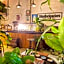 UdonBackpackers Beds and cafe
