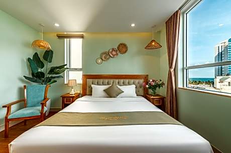 Royal Ocean View with Bathtub
