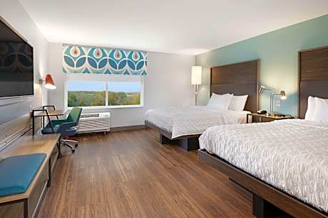 Queen Room with Two Queen Beds and Bath Tub - Mobility Accessible