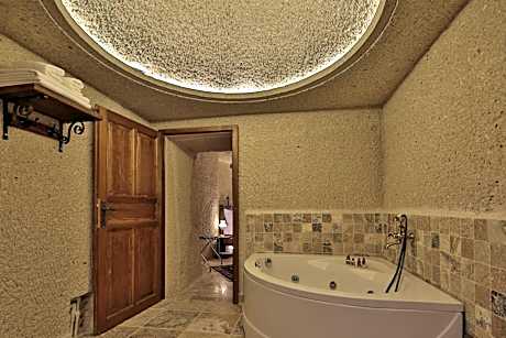 Deluxe Cave Double Room with Bath