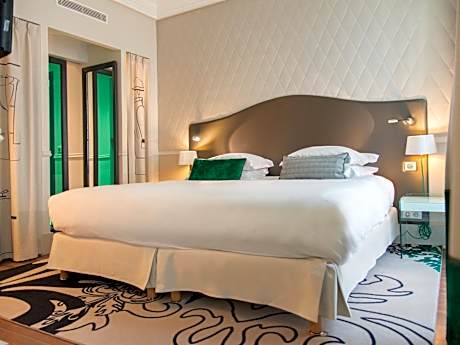 Superior Room with Opera View and Balcony