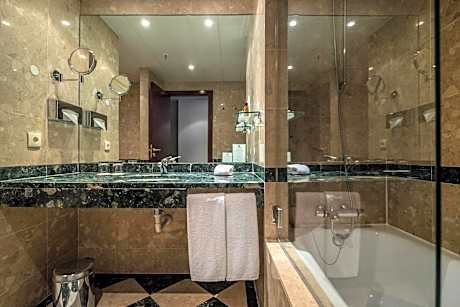 Standard Queen Room with River View