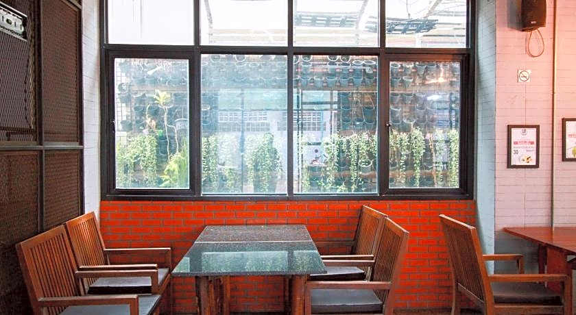 18 Coins Cafe & Hostel