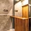 L301 1Bdrm 1bath fits 6 AC Rooftop views