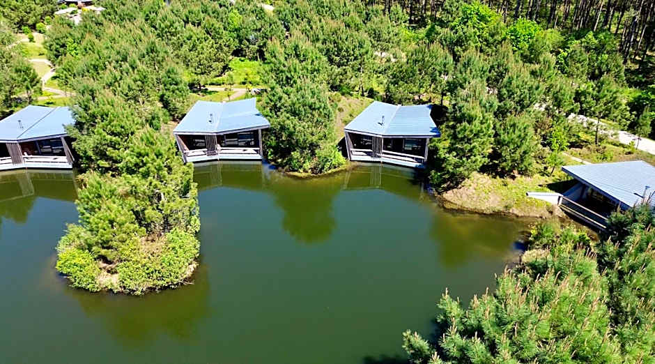 Les Échasses Golf & Surf Eco Lodge