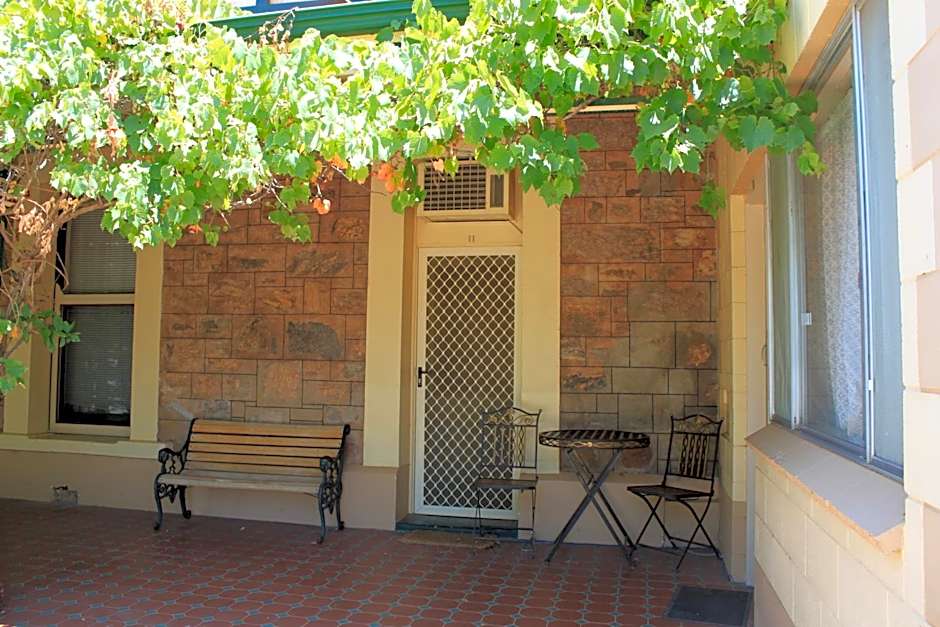 The Lodge Outback Motel