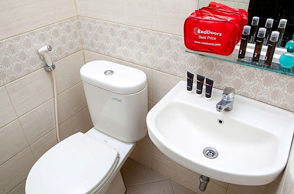 RedDoorz Plus near Isola UPI