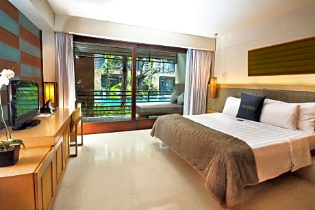 Premier 1 Bedroom Suite Pool View with Balcony