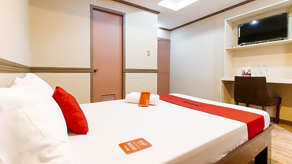 RedDoorz Plus @ Robinson's Circle (Quarantine Hotel)