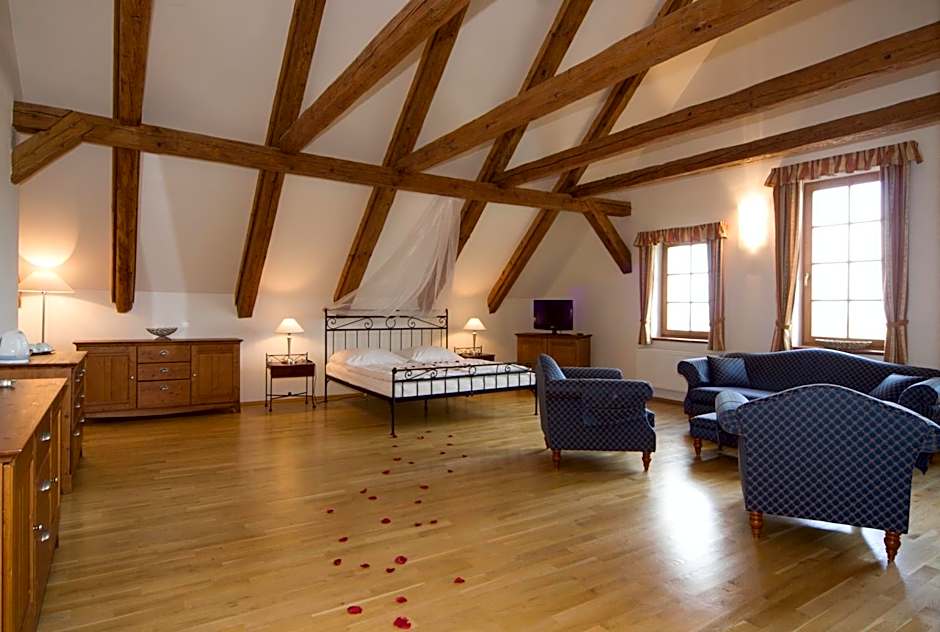 Hotelový a jezdecký areál Dvůr Krutěnice