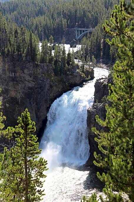 Bison Lodge - Lg Home - 2 bedrooms - less than 5 miles to Yellowstone North Entrance, Sleeps up to 8