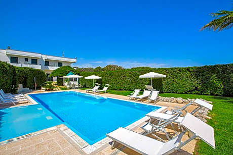 Residence Punta Cassano - In piscina sulla spiaggia di sabbia