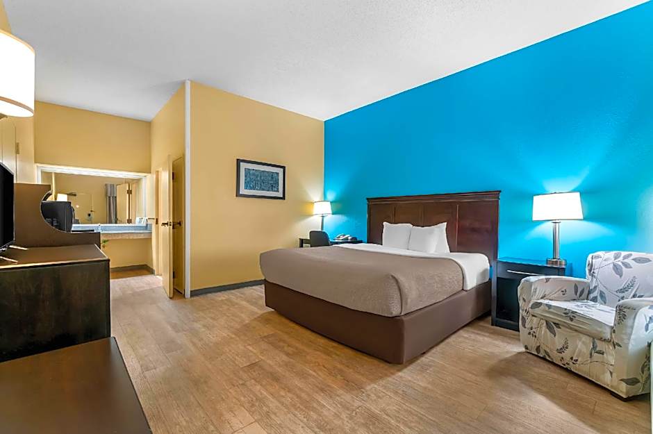Photo 1 of 6 of 1 King Bed, Accessible