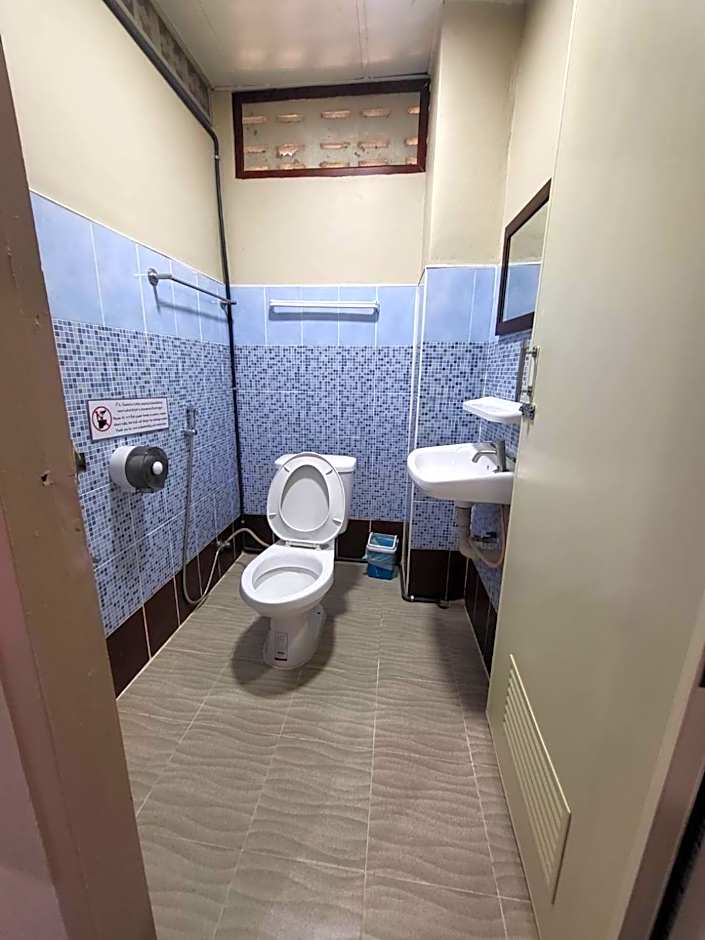 Achcha hotel - itsaraphap MRT station - Wat Arun