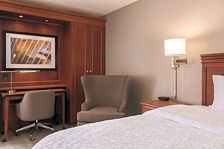 King Room with Chaise Lounge - Non-Smoking