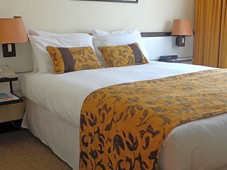 Double executive queen bed