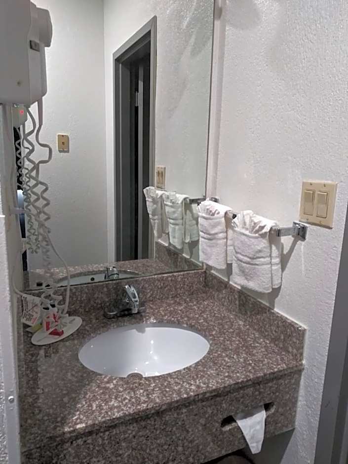 Days Inn & Suites by Wyndham Webster NASA-ClearLake-Houston