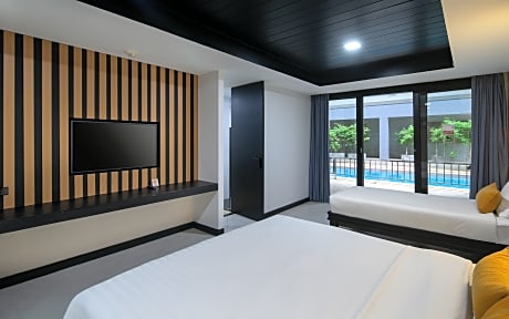 DELUXE ROOM POOL ACCESS