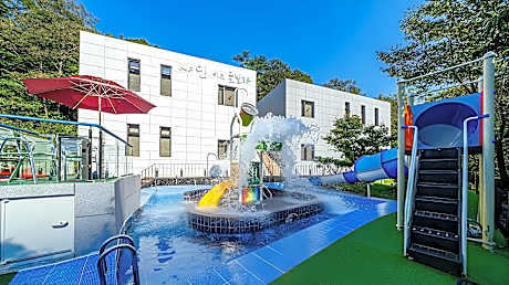 Shine Kids Pool Villa