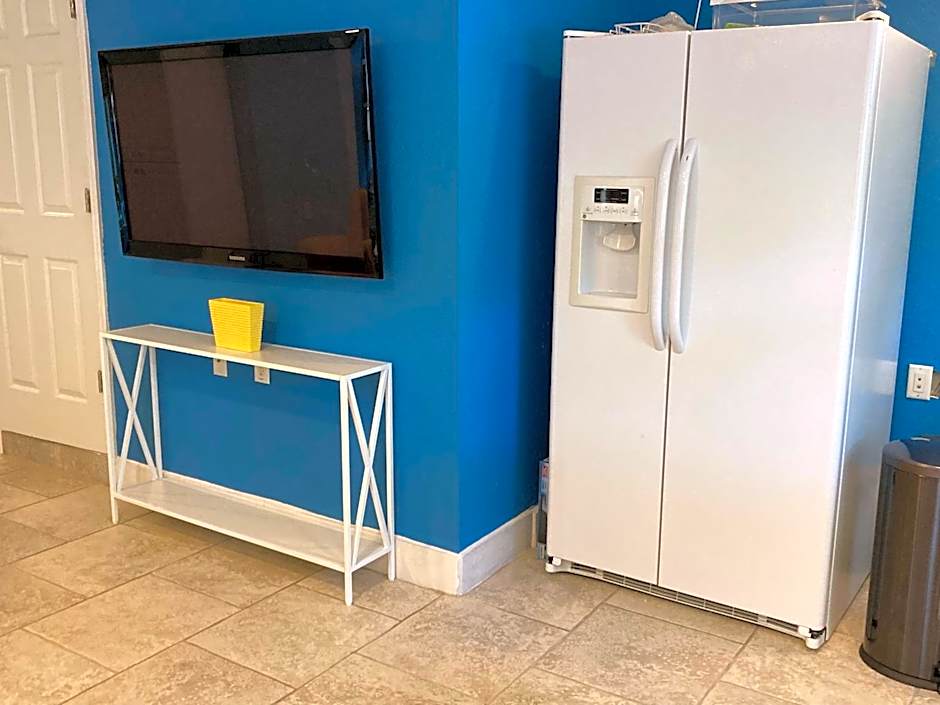 3Gulls Inn Ozona-Boutique Hotel-Steps from Restaurants & Brewery-SwimSpa Pool-Pet Friendly