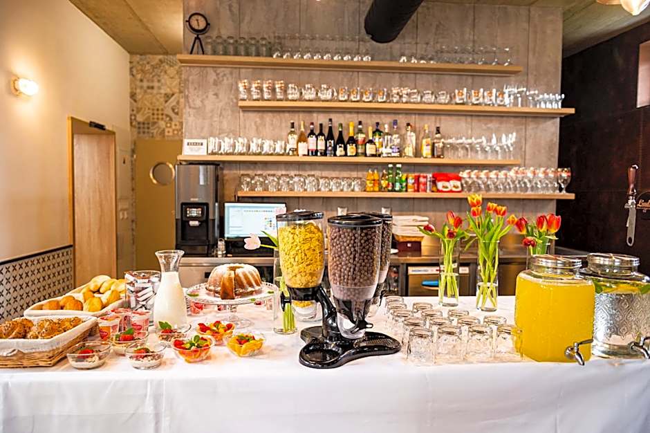 City Hotel B&B, reception 24 7, 800m od-from R1, free parking