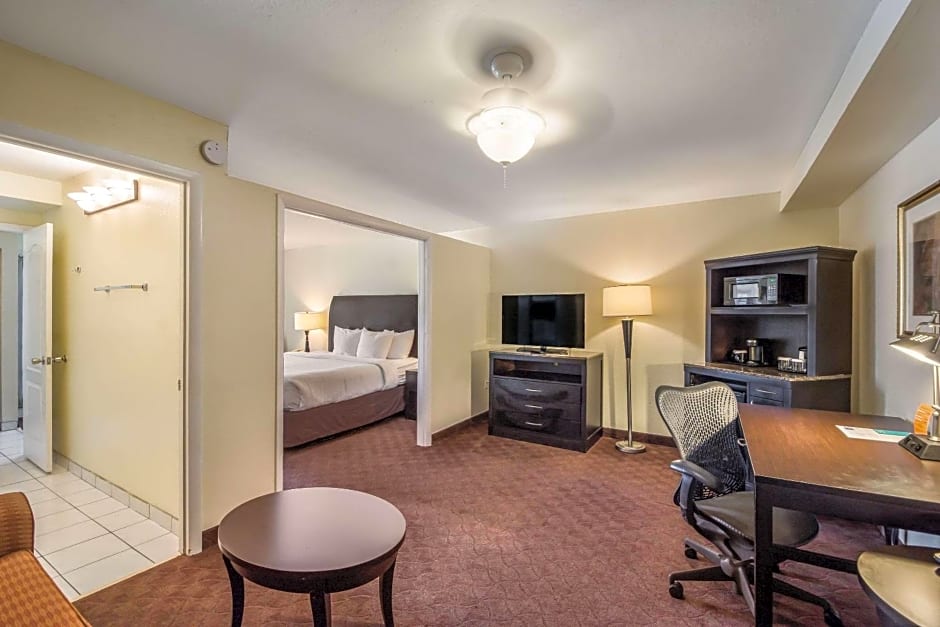 Clarion Inn & Suites Central Clearwater Beach