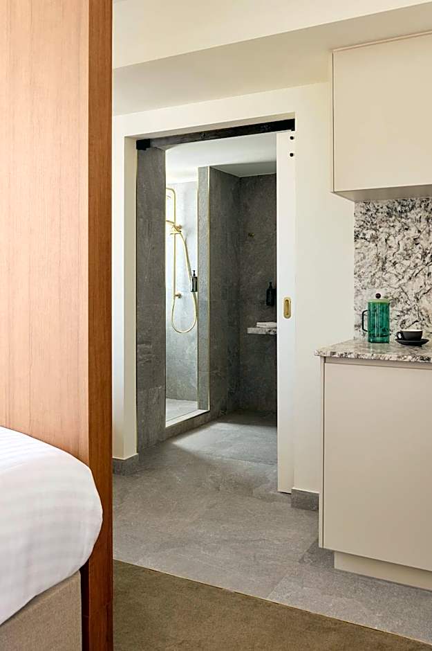 Garde and Warders Hotel
