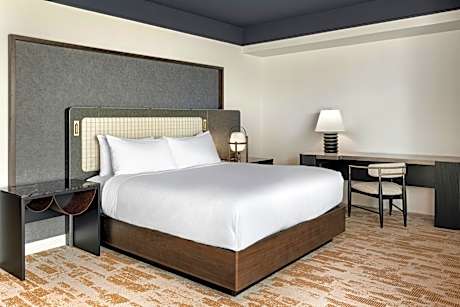 One-Bedroom Parlor King Suite