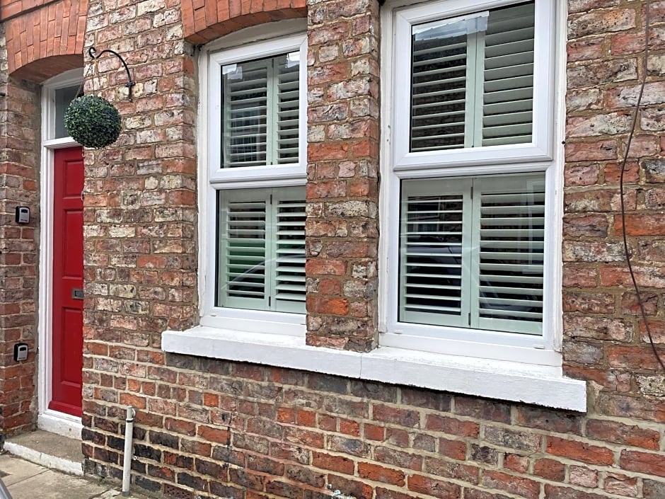 Riverside Lodge - Quaint Victorian Home By The River