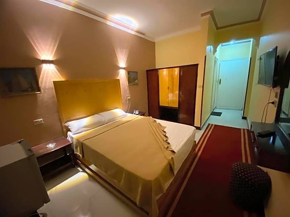 Shady Hotel Luxor