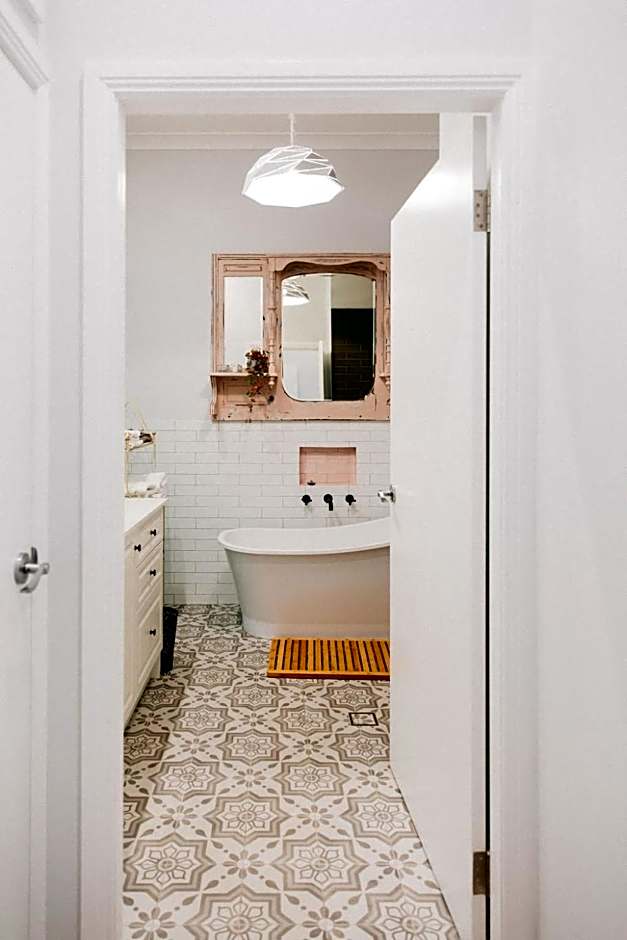 Chanticleer Gardens Barn cottage with a Pool