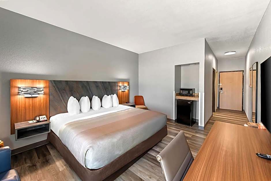 Quality Inn & Suites Manhattan