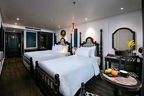 Junior Suite twin room with city view