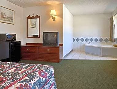 Super 8 by Wyndham Neosho