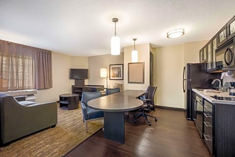 One Bedroom Suite - Queen - Mobility/Hearing Accessible