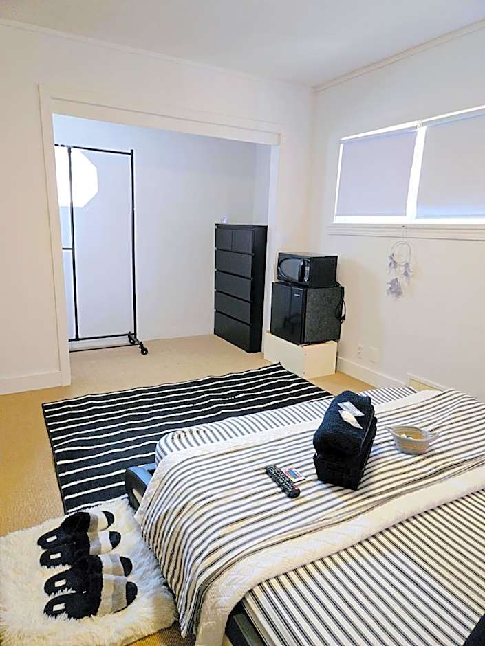 Comfy Stylish Room in the Heart of Vancouver- Private Parking, Self Check-in & just 4 mins to Metrotown!