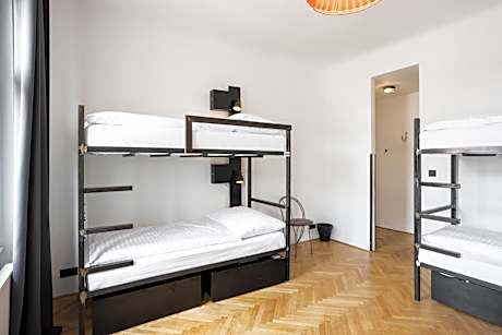 Bed in 6-Bed Mixed Dormitory with Private Bathroom